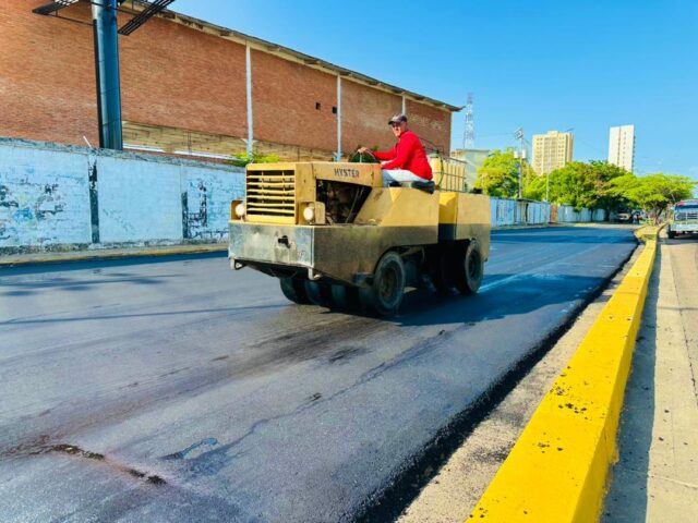 Asfaltan-avenida-universidad