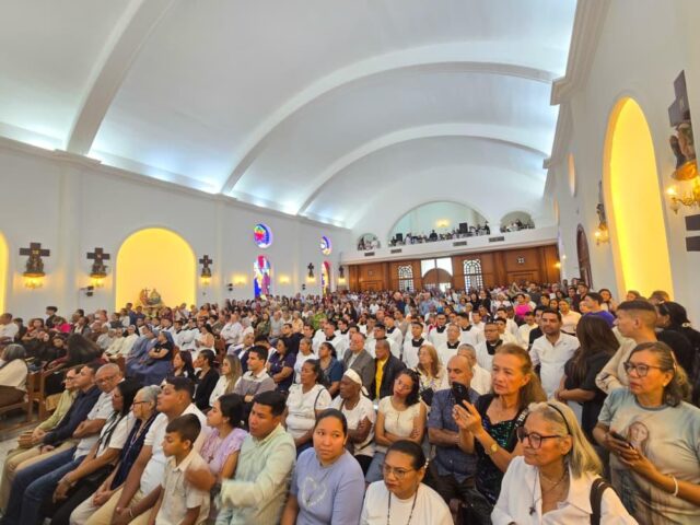 Feligreses-en-oracion-1
