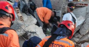 Equipo de Protección Civil Maracaibo ya en labores de rescate en La Guaira