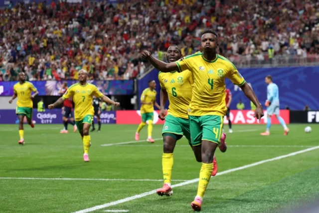 gol-1-sudafrica-mokohena-celebracion