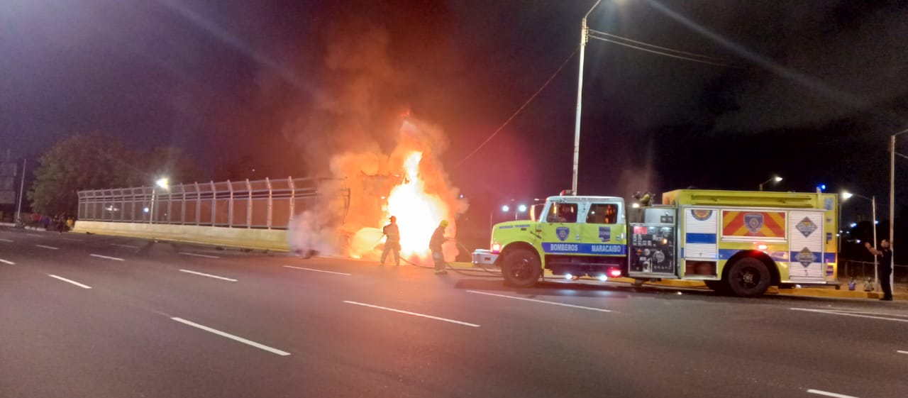 TRAGEDIA EN LA C1 Camioneta chocó contra baranda y se incenció: 4 muertos
