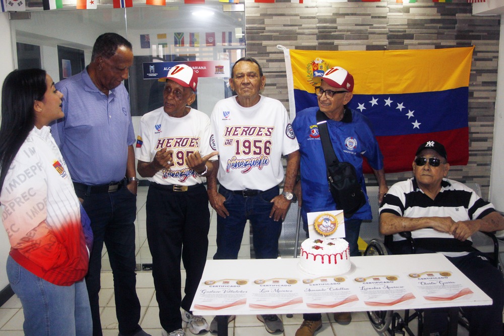 Alcaldía marabina homenajeó a ex peloteros del equipo pionero de Pequeñas Ligas de 1956