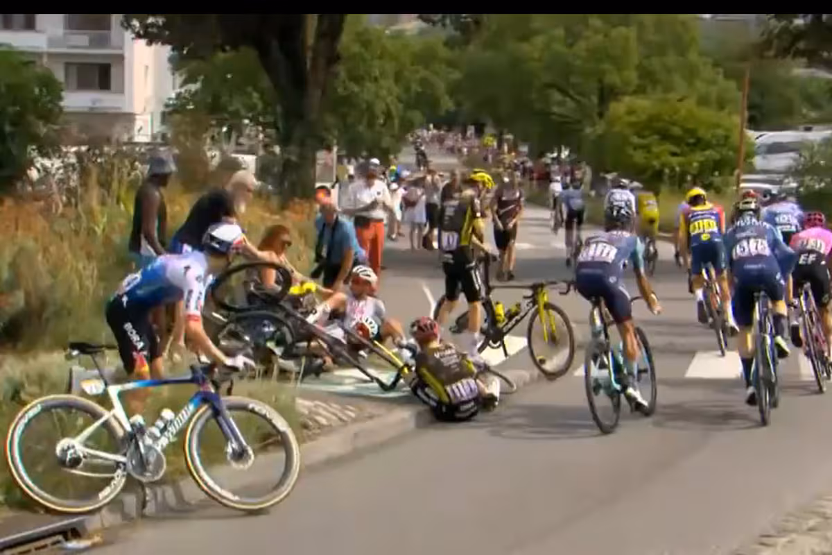Vingegaard se retiró del Tour tras una caída