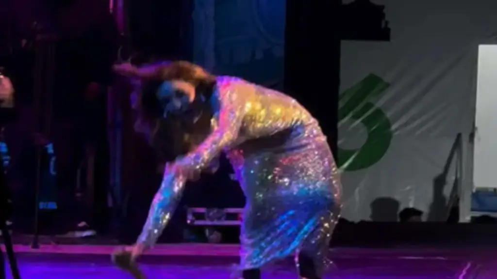 Se cayó Gloria Trevi en pleno canto…