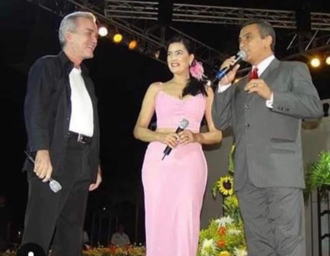 Un fanático Aparicio y Gilberto Correa celebra 40 años como locutor y animador profesional