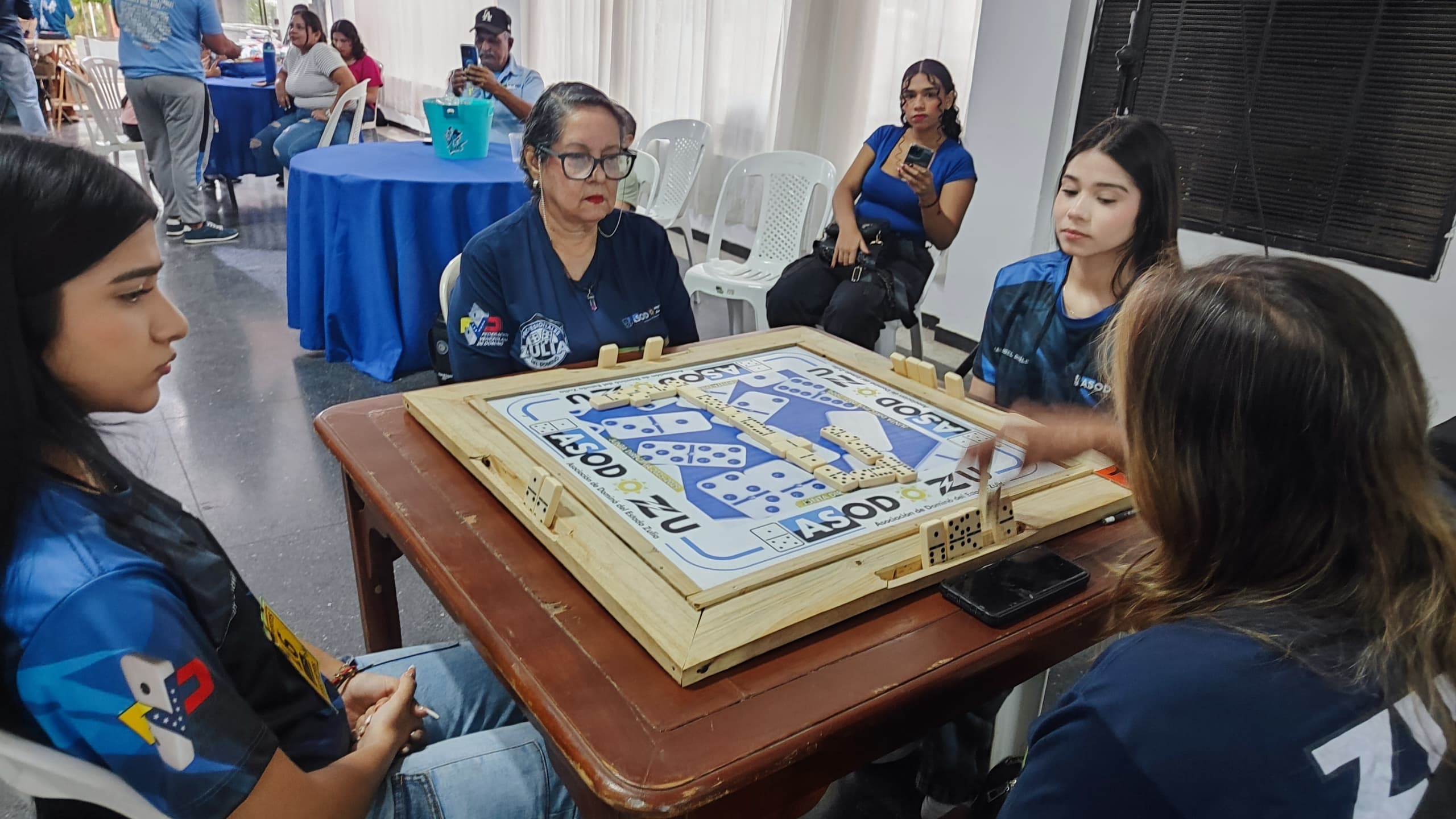 Mujeres todo terreno dan clase magistral en dominó
